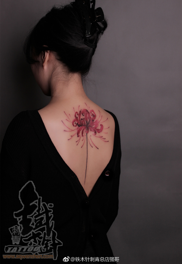 背部纹身花卉纹身彩色彼岸花纹身图案武汉纹身武汉铁木针